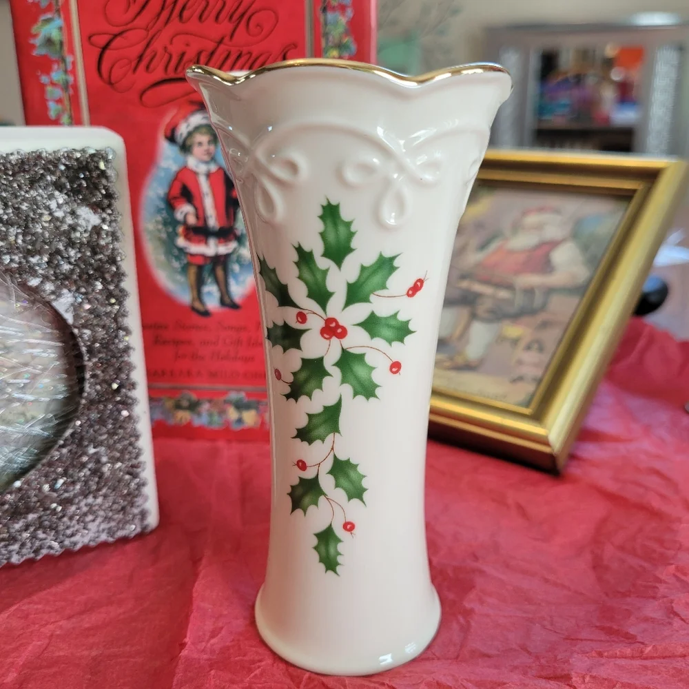 Lenox Holiday Vase ~ Dimension Collection ~ Holly ~ Christmas ~ Pretty